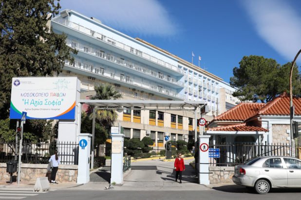 Κερδίζει τη μάχη το κοριτσάκι που έπεσε στο σιντριβάνι – Αισιοδοξία για άλλα δύο παιδιά που βρίσκονται στη