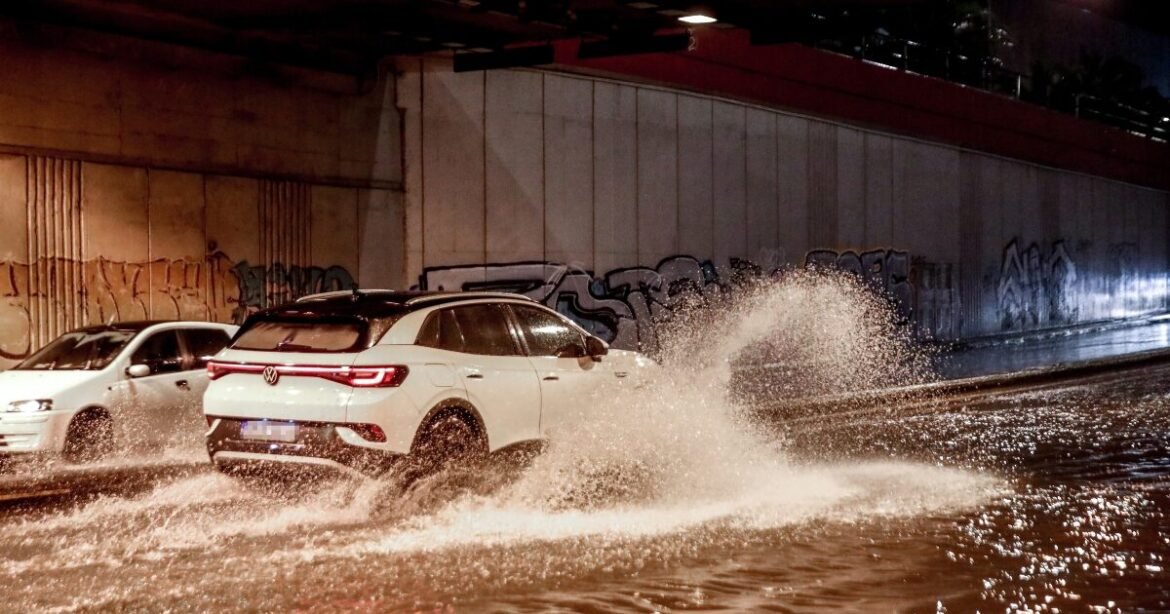 Σφοδρή καταιγίδα στην Αττική: Μπόρα ξέσπασε σε πολλές περιοχές του λεκανοπεδίου