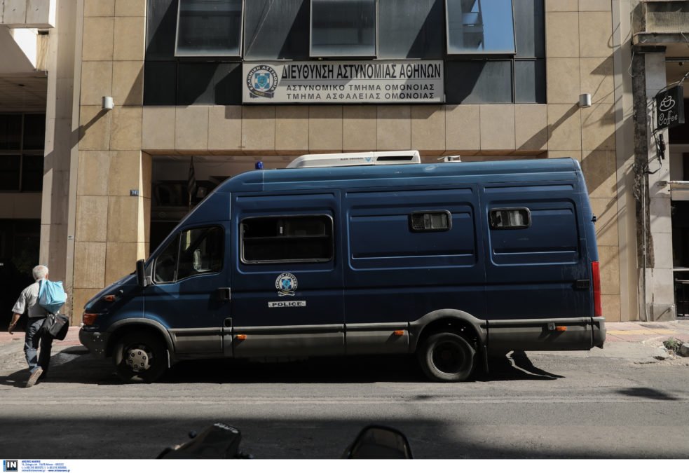 Άρχισε η δίκη των αστυνομικών που κατηγορούνται για τον βιασμό 19χρονης στο ΑΤ Ομονοίας – Τι κατέθεσε η