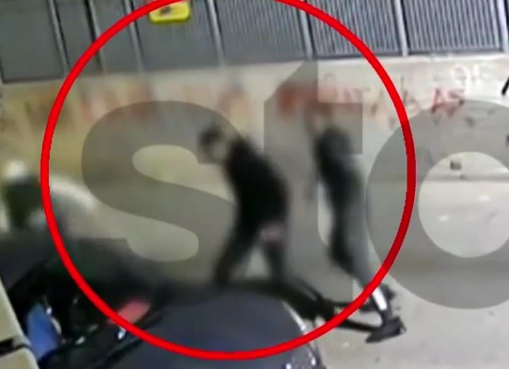 Βίντεο από άγρια συμπλοκή στον Άγιο Νικόλαο – Η στιγμή της επίθεσης με μαχαίρι τύπου «καραμπίτ»