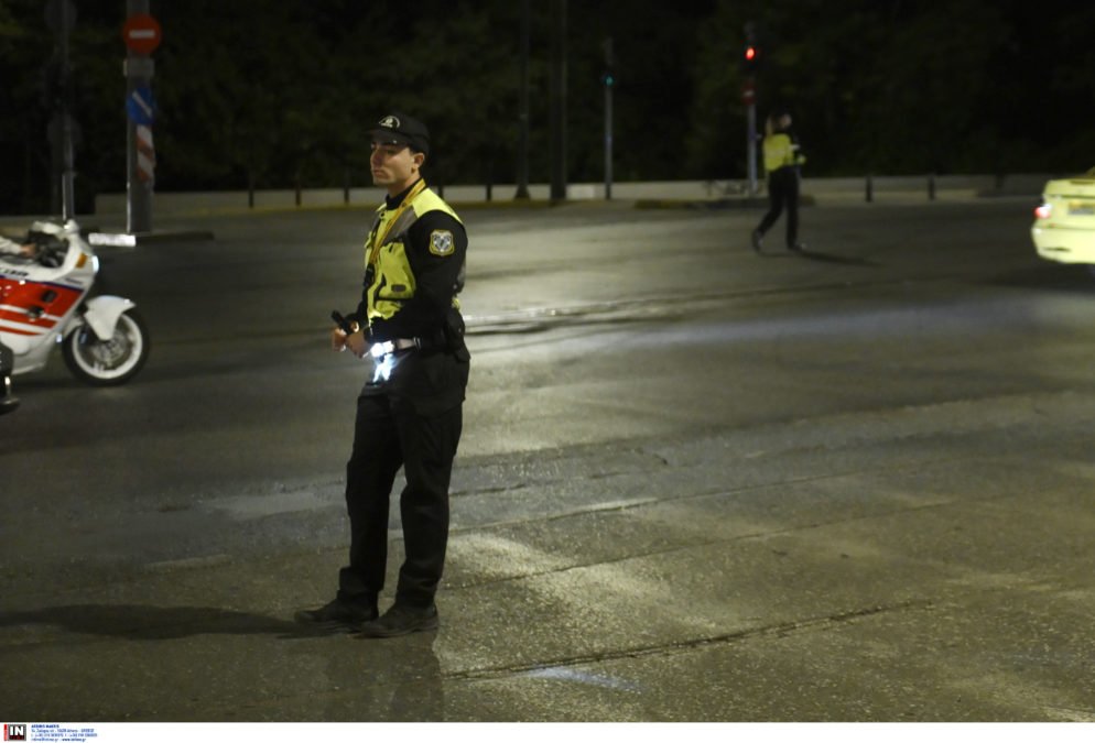 Θεσσαλονίκη: Μεθυσμένος οδηγός μπήκε αντίθετα σε μονόδρομο, παραβίασε κόκκινο φανάρι και «καρφώθηκε» σε