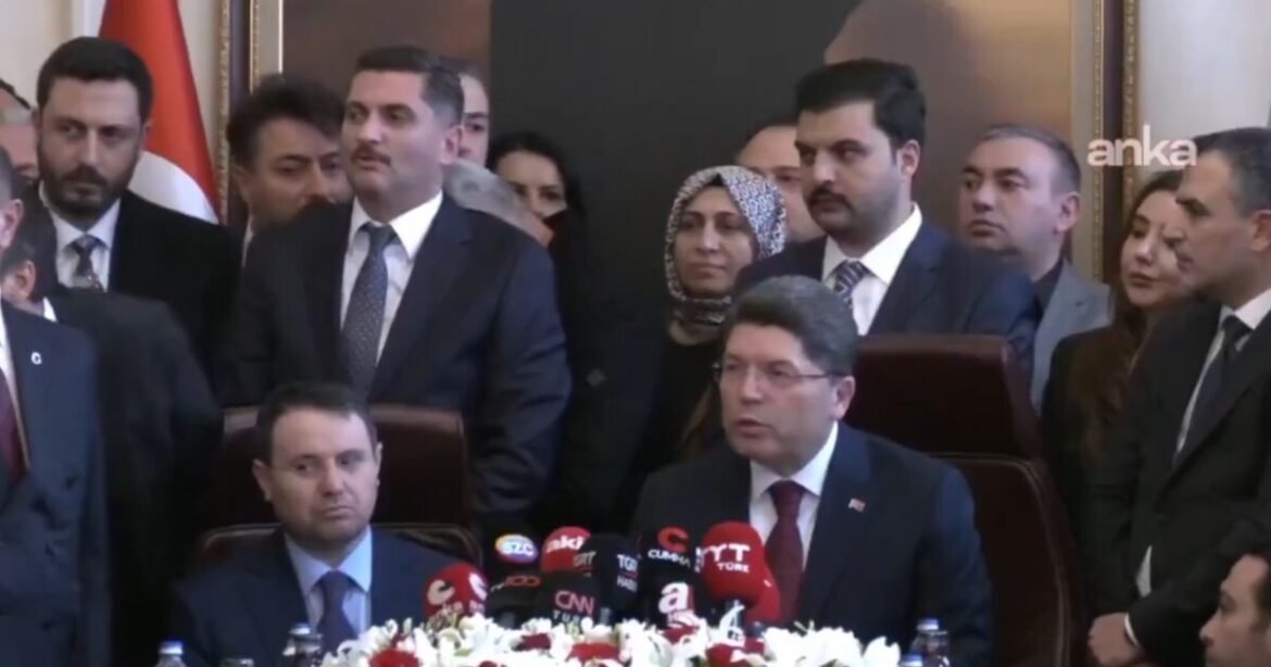 Τουρκία: Αμήχανη στιγμή με τον νέο υπουργό Δικαιοσύνης – Τον εκνεύρισε η… «χαμηλή» καρέκλα (βίντεο)