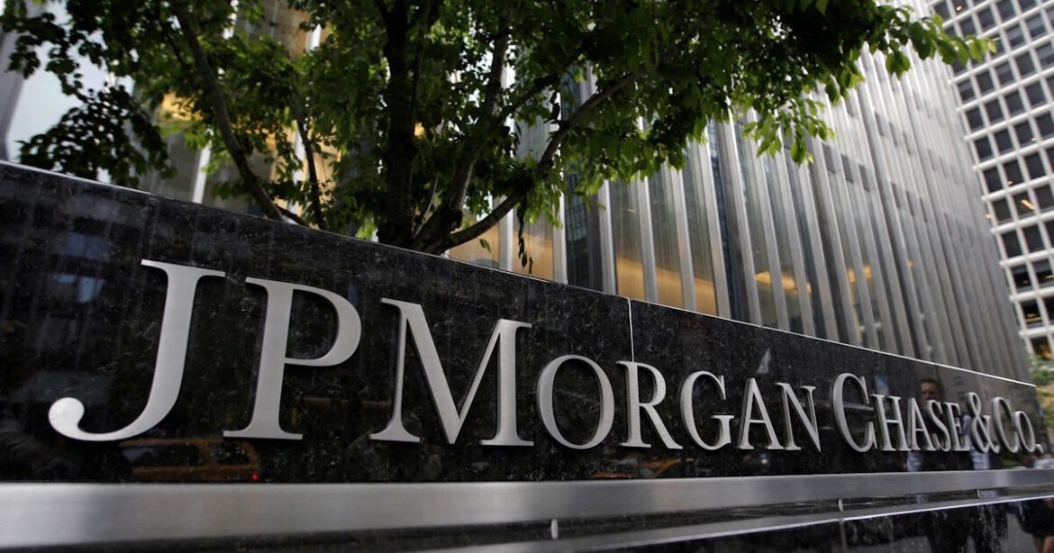 JP Morgan: Πώς θα επηρεαστούν οι μετοχές στο ελληνικό χρηματιστήριο από την τριπλή αναβάθμιση