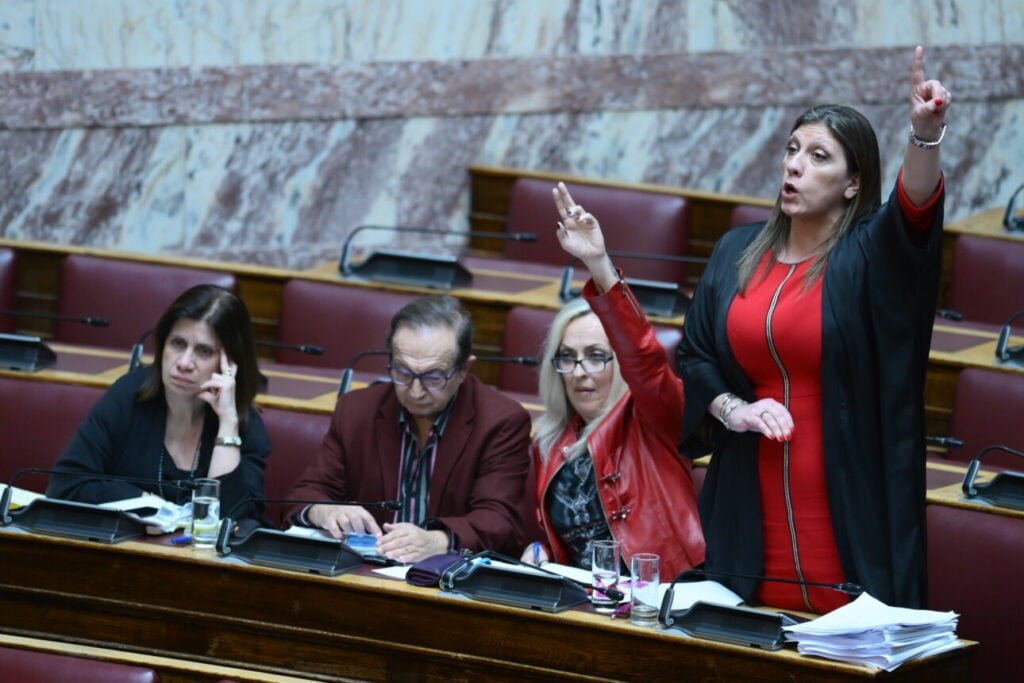 Εκτός ελέγχου η Κωνσταντοπούλου: «Αθλιο υποκείμενο» ο Γεωργιάδης – «Στη δολοφονία Μπακογιάννη χτίστηκαν καριέρες!»