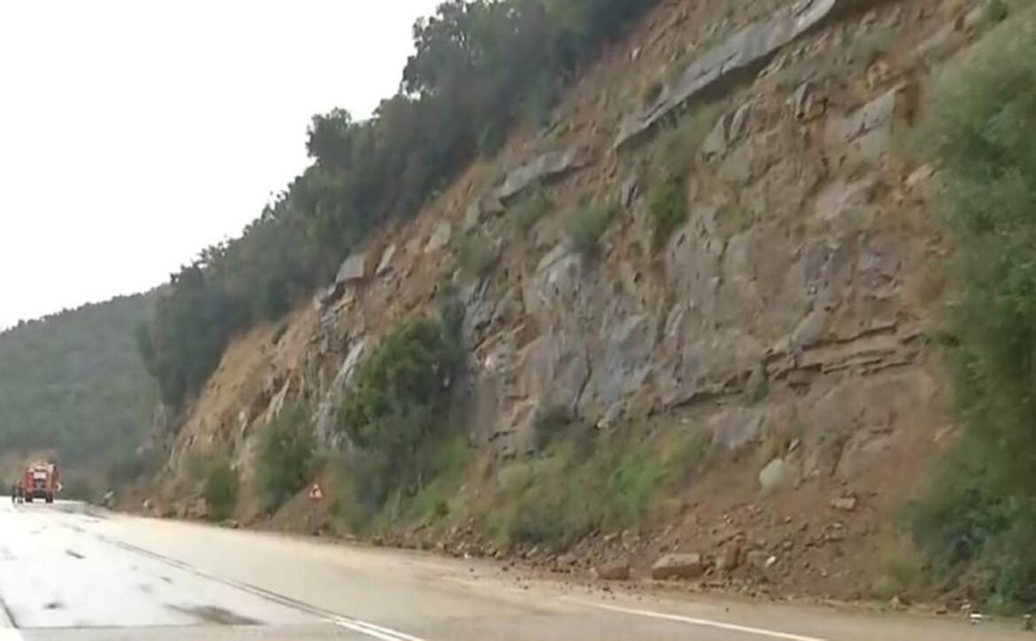 Κλειστή η παλαιά Εθνική Οδός Άρτας – Αμφιλοχίας λόγω νέας κατολίσθησης – Σχηματίστηκε μέχρι και καταρράκτης