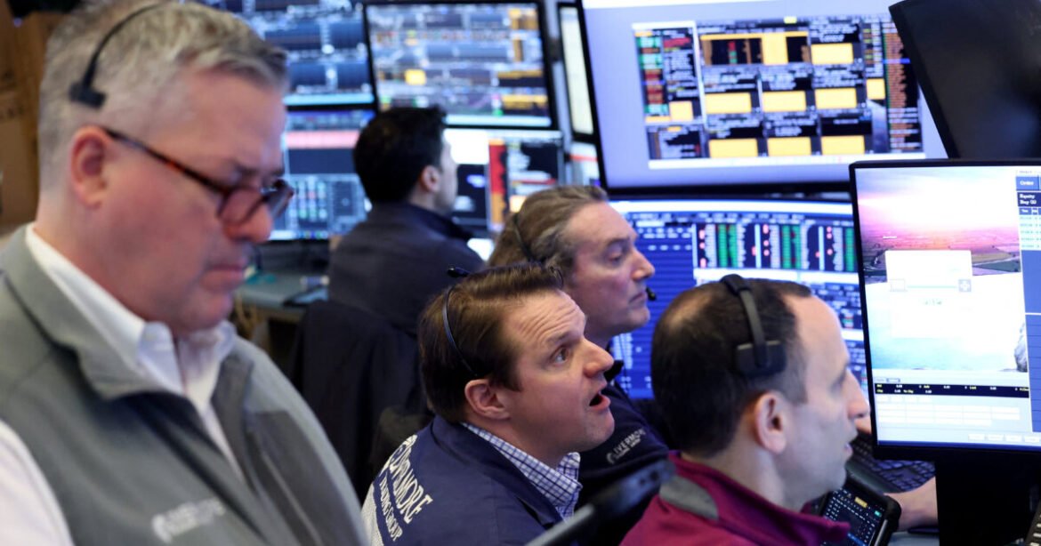 Wall Street: Με οριακές μεταβολές έκλεισαν οι δείκτες, μετα τα αποτελέσματα του πληθωρισμού – Εβδομαδιαίες απώλειες