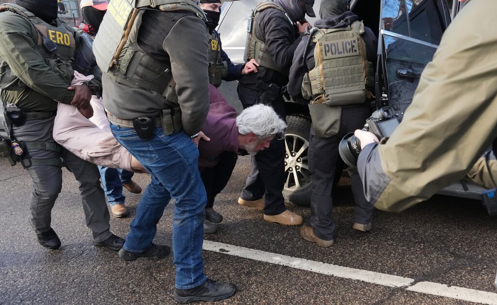 «Τυφώνας ICE» στις ΗΠΑ: Χειροπέδες σε 68.000 μετανάστες σε 30 ημέρες – Τα δικαστήρια βγάζουν παράνομες τις συλλήψεις