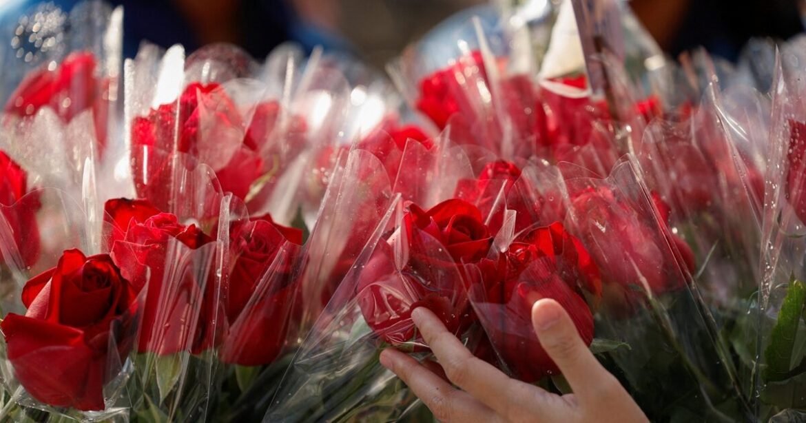 Άγιος Βαλεντίνος: Πού στρέφονται οι καταναλωτές – Άνοδος σε μόδα, κοσμήματα και ηλεκτρονικές αγορές