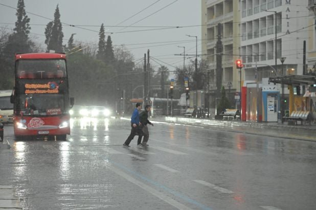 Καιρός: Καταιγίδες, θυελλώδεις νοτιάδες και αφρικανική σκόνη σήμερα – Η πρόγνωση ανά περιοχή
