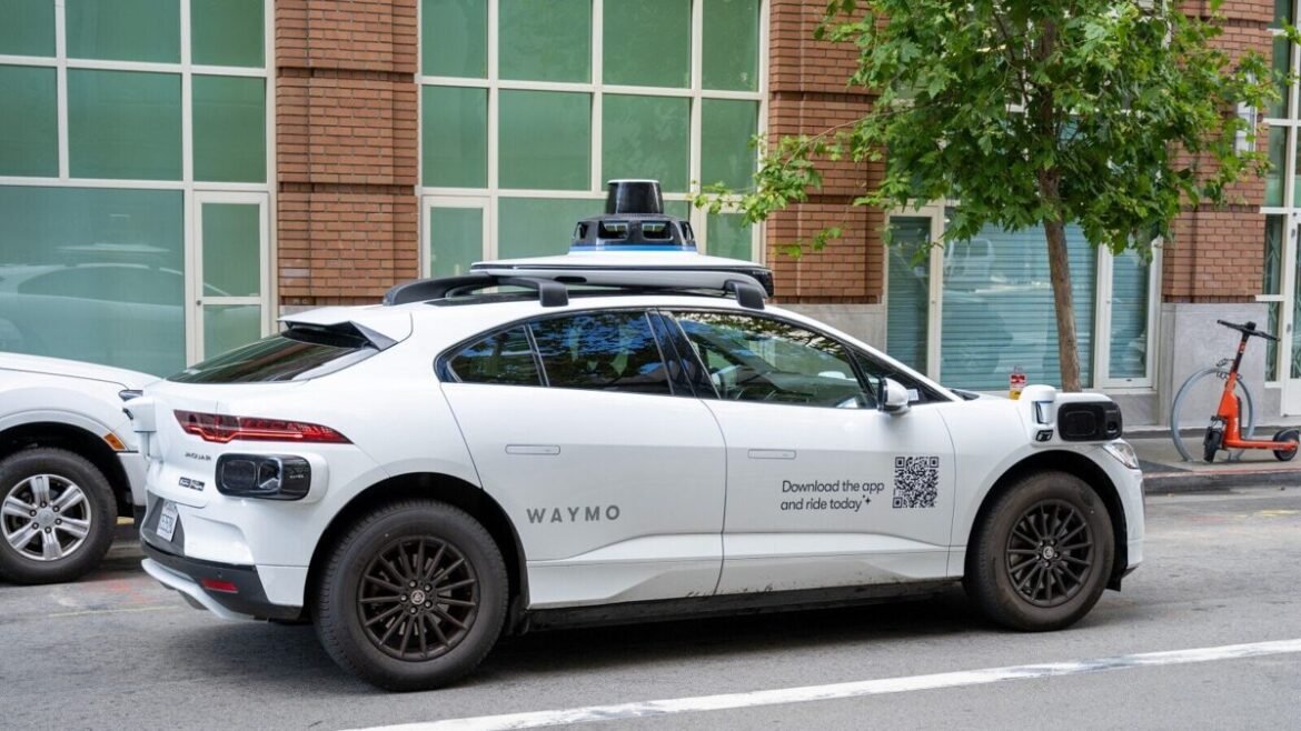 Waymo & DoorDash: Οι οδηγοί delivery πληρώνονται για να… κλείνουν τις πόρτες των αυτόνομων ταξί