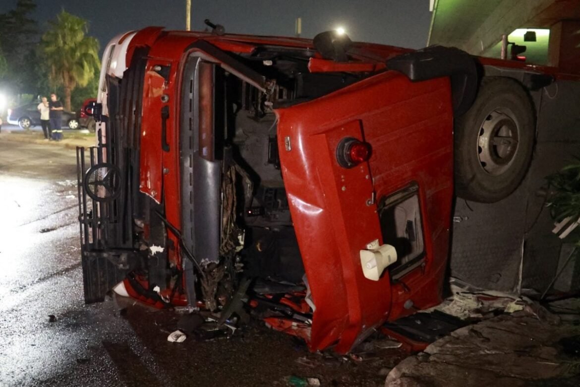 Ασπρόπυργος: 2 τραυματίες από σύγκρουση ΙΧ με φορτηγό – Άντρας ανασύρθηκε και παρελήφθη από ασθενοφόρο