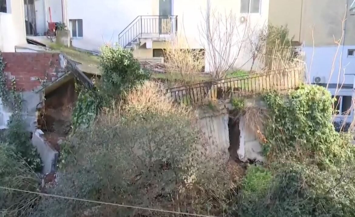 Θεσσαλονίκη: Πολυκατοικία στις Συκιές κινδυνεύει λόγω κατολίσθησης μετά τις βροχές – Δείτε βίντεο