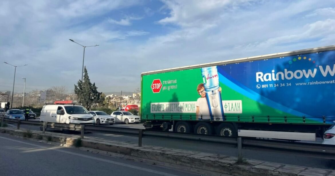 Κίνηση στους δρόμους: Ουρές χιλιομέτρων στον Κηφισό – Ακινητοποιήμενα τα οχήματα σε Αθηνών και Κηφισίας