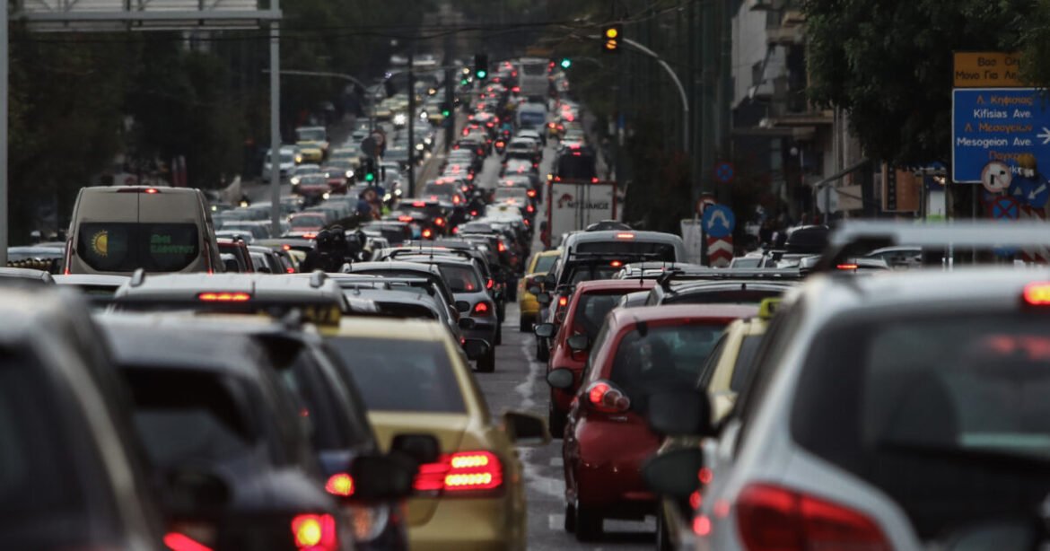 Κίνηση στους δρόμους: Ουρές χιλιομέτρων από το Χαϊδάρι έως τον Ασπρόπυργο – Απέραντο πάρκινγκ και τα 2 ρεύματα του Κηφισού