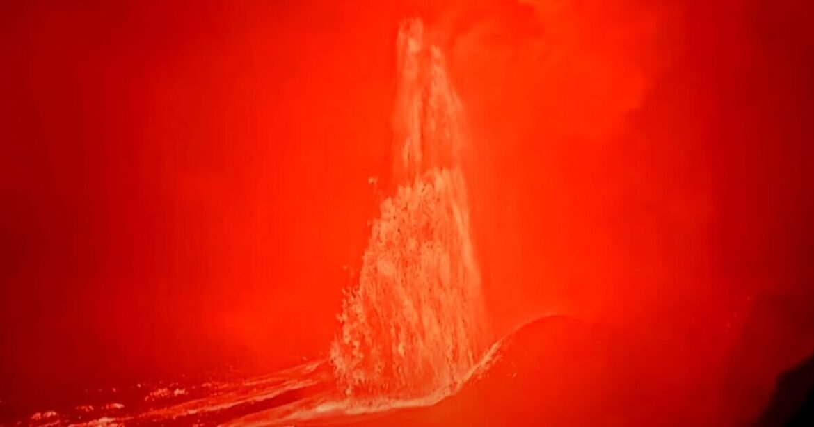 Χαβάη: Το ηφαίστειο Κιλαουέα ξύπνησε ξανά και εκτοξεύει «σιντριβάνια» λάβας – Στα 400 μέτρα οι πίδακες (Βίντεο)