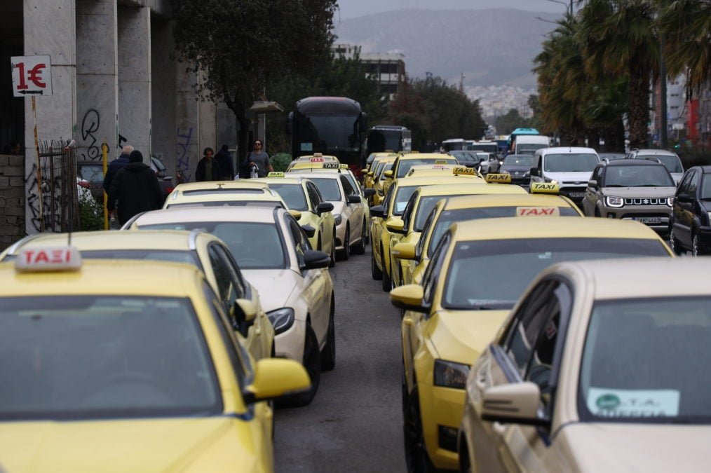 Ταξί: Στο υπουργείο Μεταφορών έφτασε η μηχανοκίνητη πορεία των οδηγών – Ποιοι δρόμοι είναι κλειστοί – Δείτε