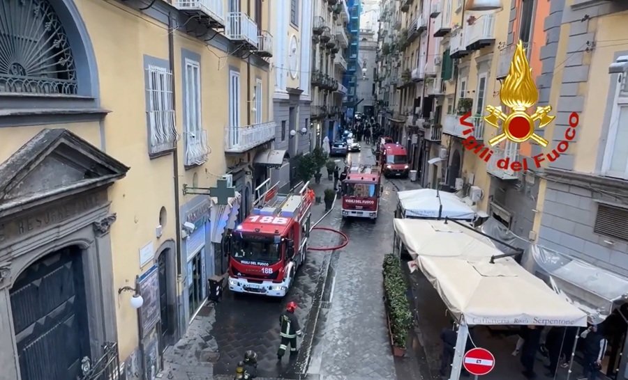 Στις φλόγες το ιστορικό θέατρο Σανατζάρο στη Νάπολη – Κατέρρευσε η στέγη, εκκενώθηκαν πολυκατοικίες