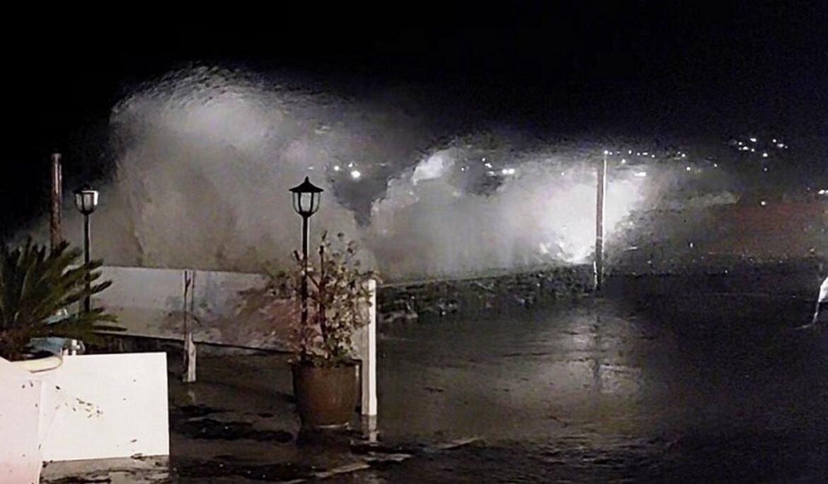 Πάρος-Κακοκαιρία: «Βενετία»… έγιναν ο παραλιακός δρόμος και η Παροικία που «πνίγηκαν» στο νερό απο τους θυελλώδεις ανέμους – Δείτε βίντεο