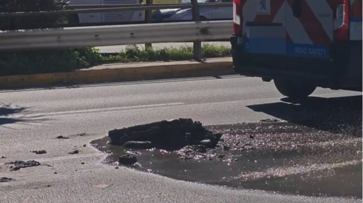 Λεωφόρος Συγγρού: Άνοιξε τρύπα στο οδόστρωμα από σπασμένο αγωγό 