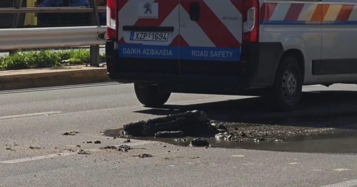 Συγγρού: Έσπασε βόθρος στη μεσαία λωρίδα στο ρεύμα προς παραλία – Γέμισε με λύματα η λεωφόρος