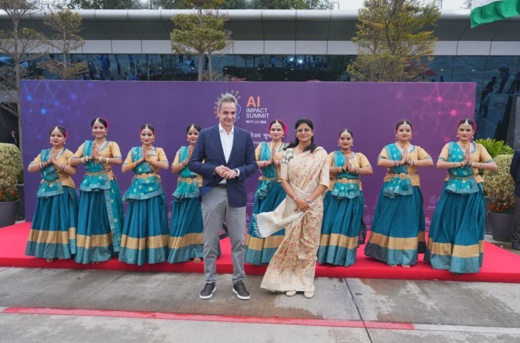 Στην Ινδία ο Πρωθυπουργός – η θερμή χειραψία με Μόντι και η υποδοχή από χορεύτριες (βίντεο)