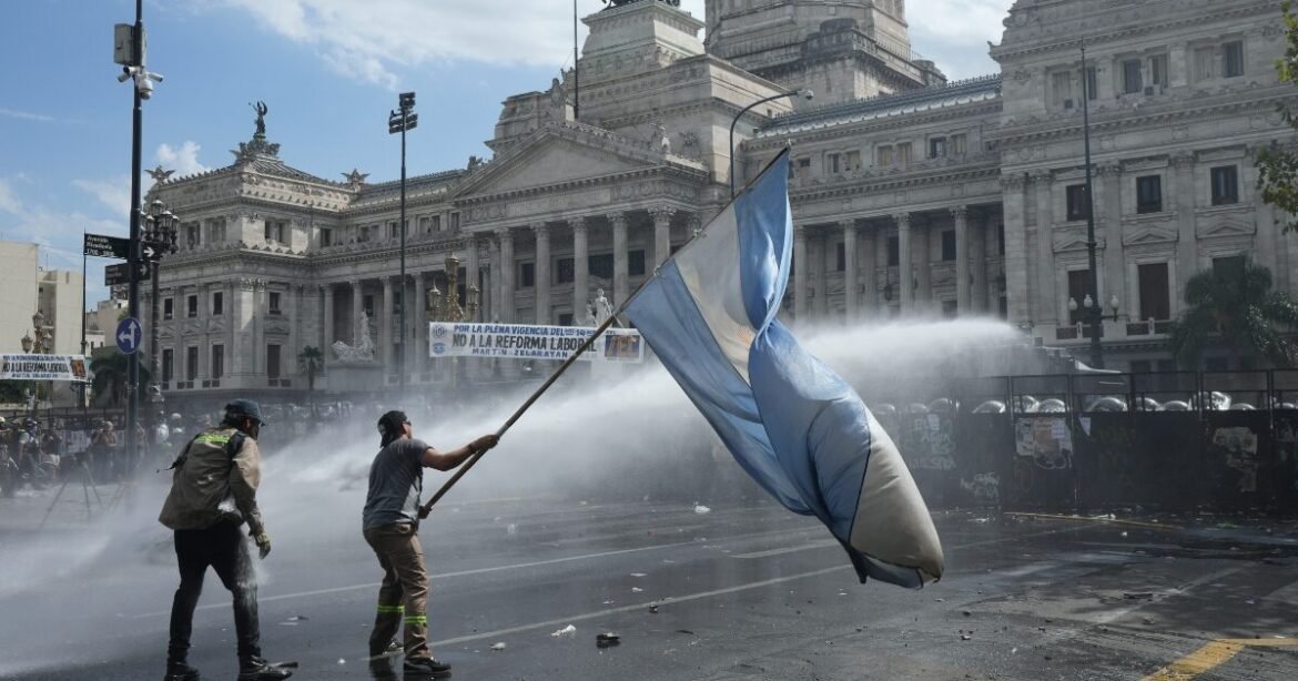 Ώρα μηδέν στην Αργεντινή: Υπό πίεση ο Μιλέι από τις διαδηλώσεις κατά της λιτότητας