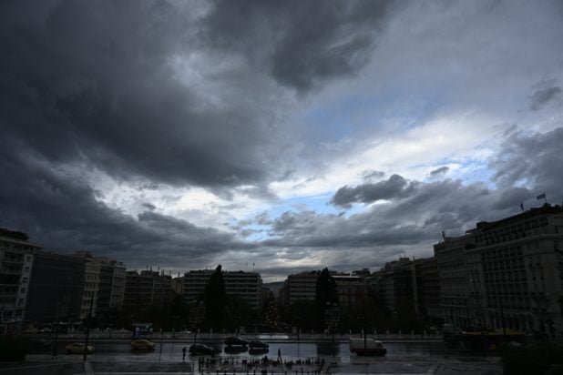 Καιρός: Αλλάζει το σκηνικό από το βράδυ με καταιγίδες και ισχυρούς νοτιάδες στα δυτικά – Πώς θα επηρεάσει η