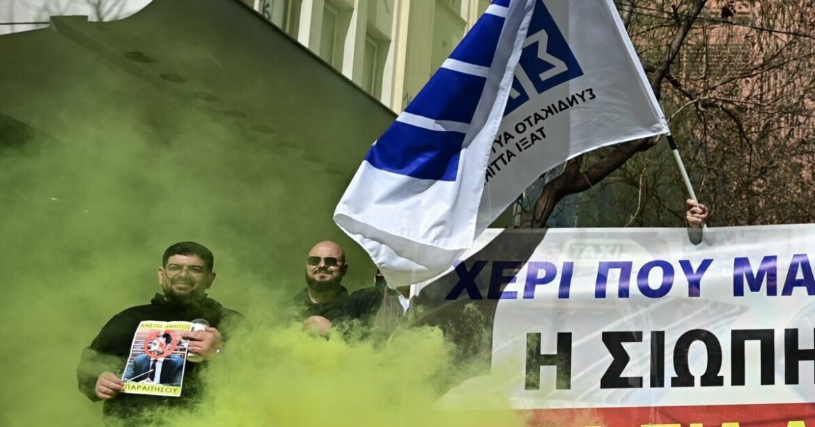 Απεργία ταξί: Για τρίτη ημέρα κινητοποιήσεις στην Αθήνα – Με καπνογόνα η πορεία προς το Μέγαρο Μαξίμου