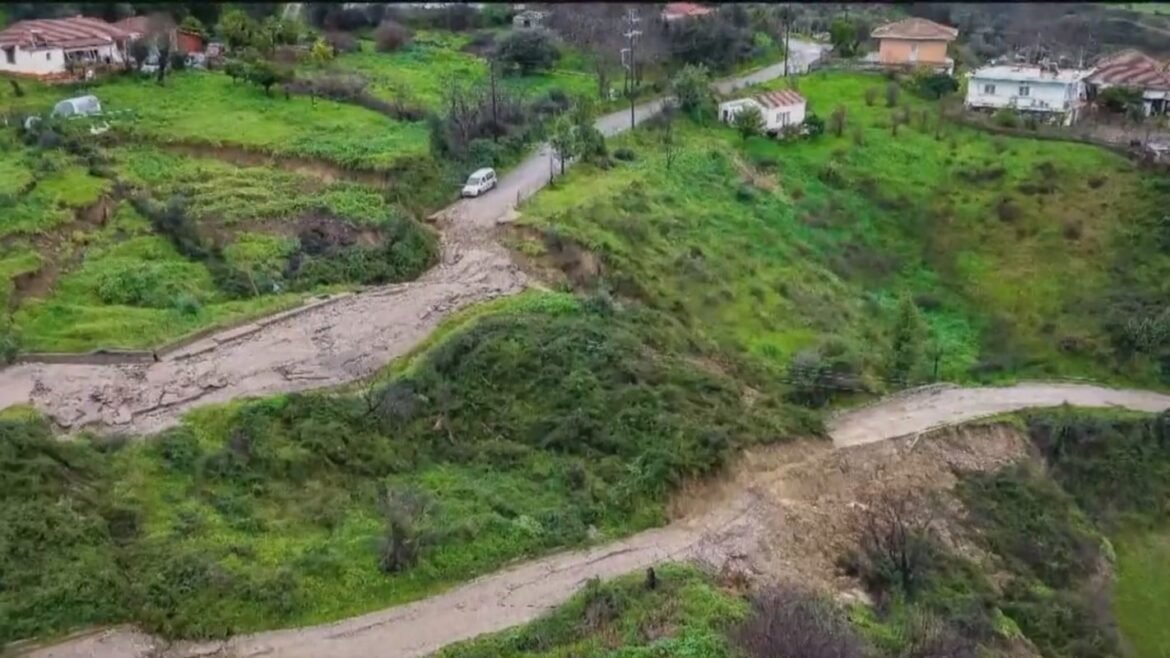 Μαζαράκι Ηλείας: Σε απόγνωση οι κάτοικοι που εγκαταλείπουν τα σπίτια τους εξαιτίας των κατολισθήσεων –