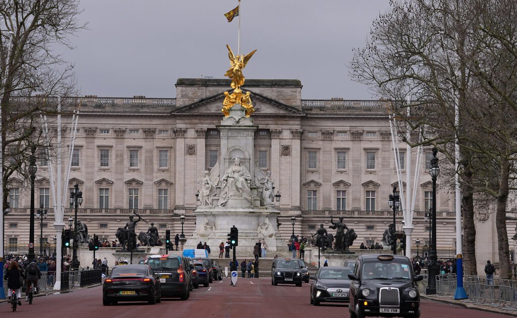 Το δίλημμα του Βασιλιά: Πόσο θα αντέξει η Μοναρχία μετά τη σύλληψη του Άντριου;