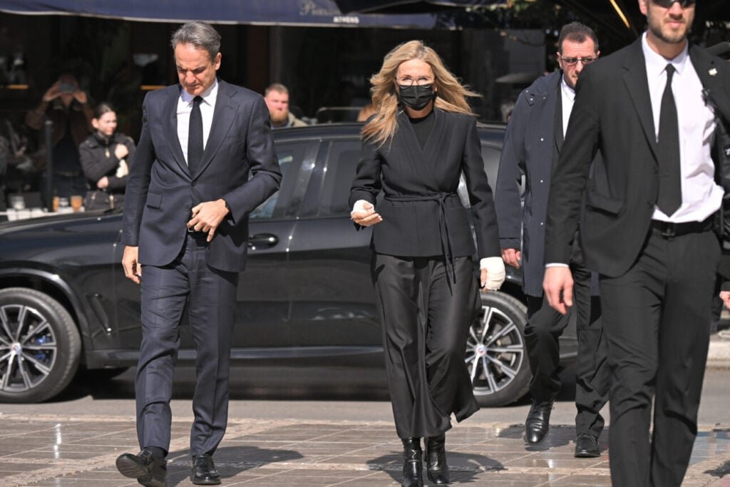 Στη Μητρόπολη για το τελευταίο αντίο στην Ελένη Γλύκατζη-Αρβελέρ, Κυριάκος και Μαρέβα Μητσοτάκη – ποιοι άλλοι πήγαν