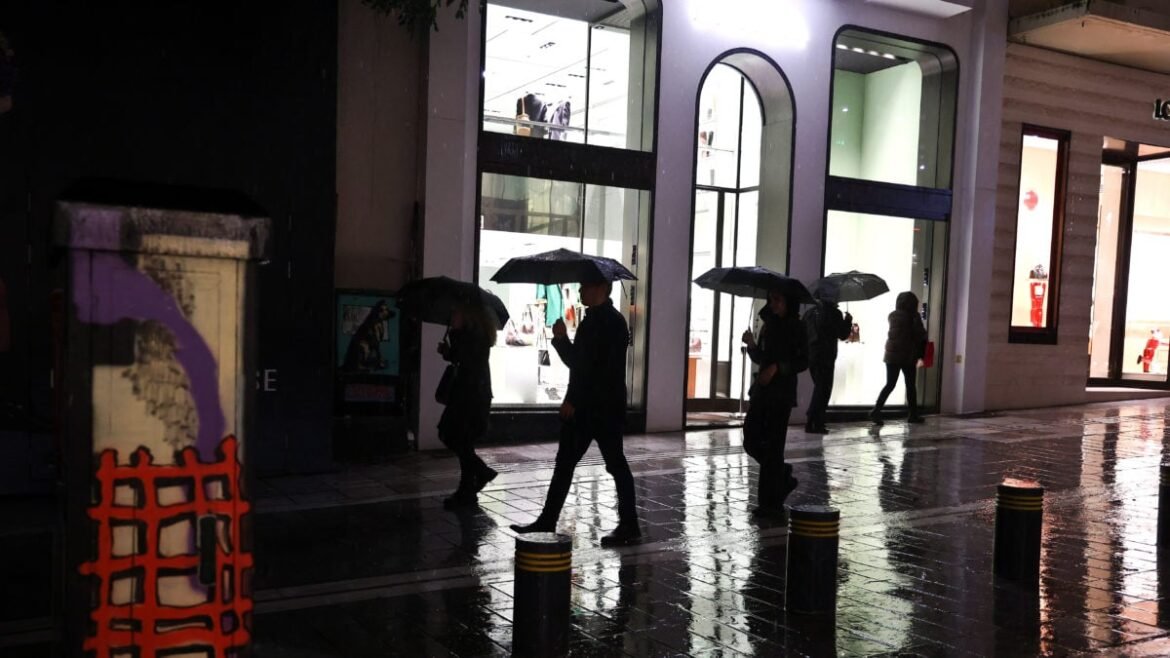 Καιρός: Σε εξέλιξη η κακοκαιρία με βροχές και καταιγίδες μέχρι το απόγευμα του Σαββάτου – Δείτε live την πορεία της