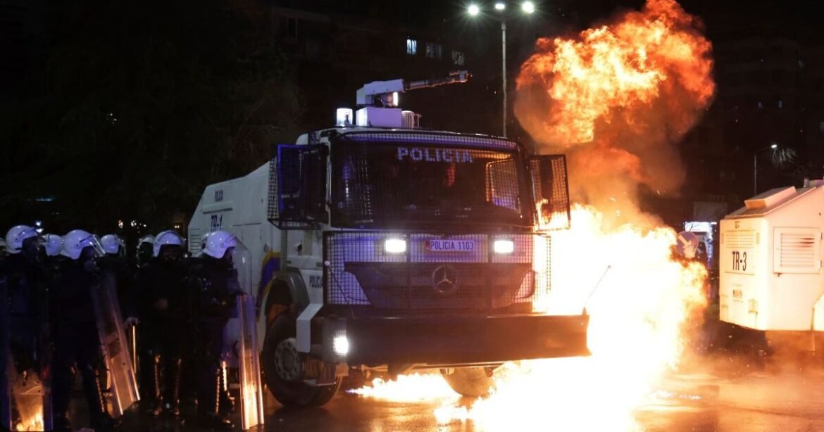 «Ράμα στη φυλακή»: Μολότοφ και δακρυγόνα στις μαζικές αντικυβερνητικές διαδηλώσεις στην Αλβανία (Βίντεο)