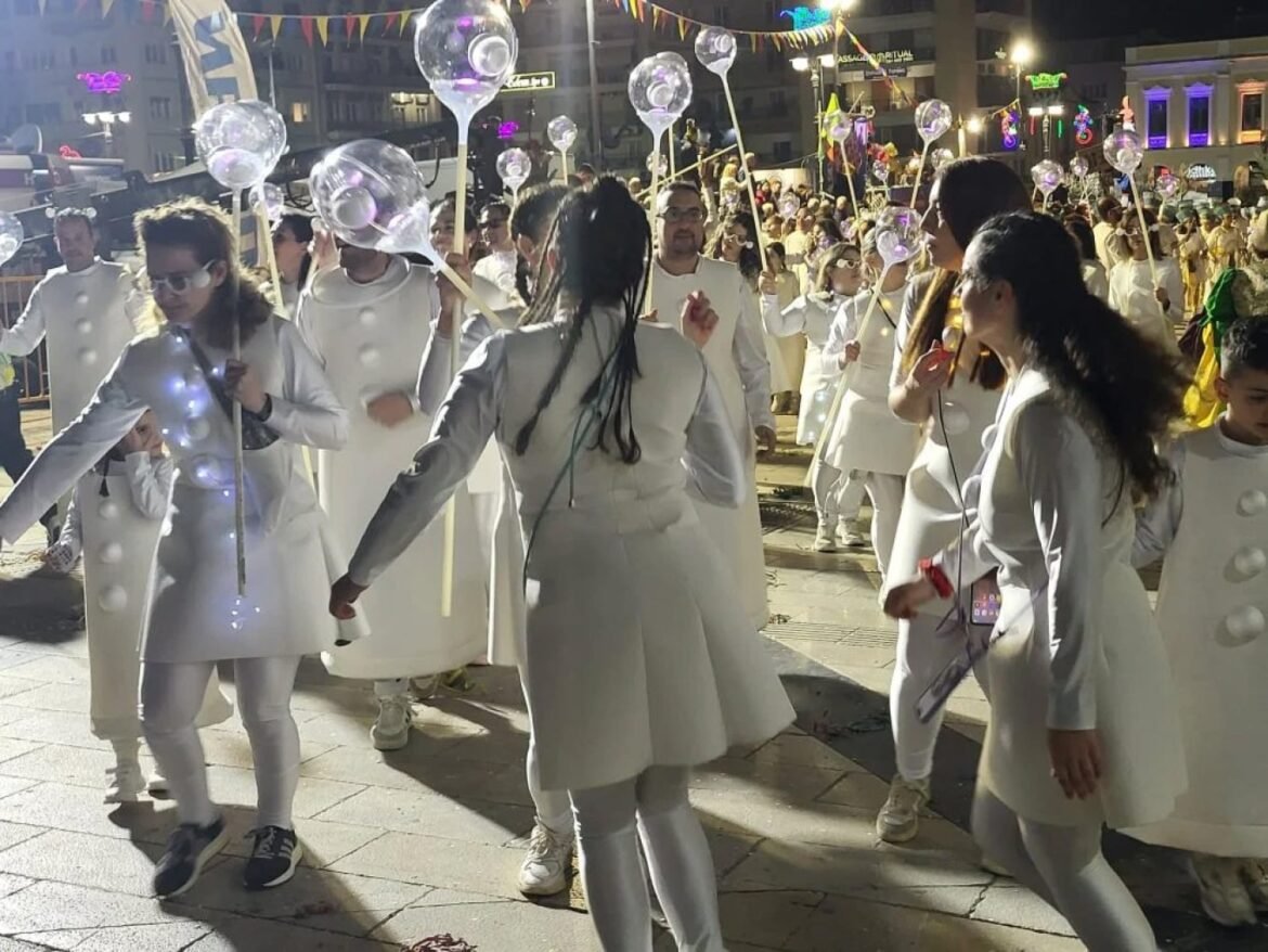 Πάτρα: Στους δρόμους περισσότεροι από 50.000 καρναβαλιστές για την ποδαράτη παρέλαση – Δείτε βίντεο και φωτογραφίες