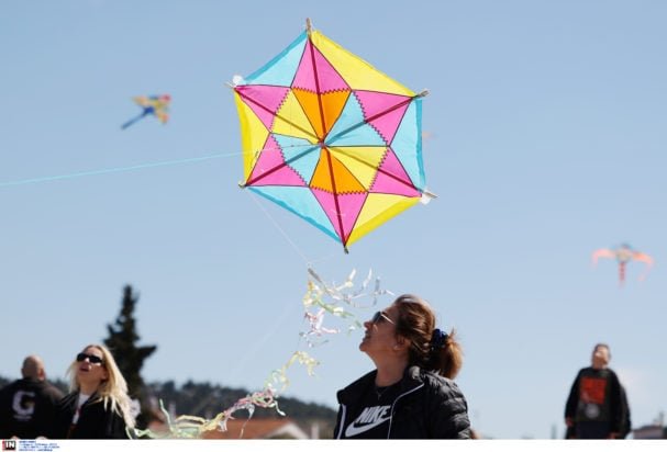 Καθαρά Δευτέρα: Πώς να φτιάξετε μόνοι σας χαρταετό – Βήμα-βήμα η διαδικασία
