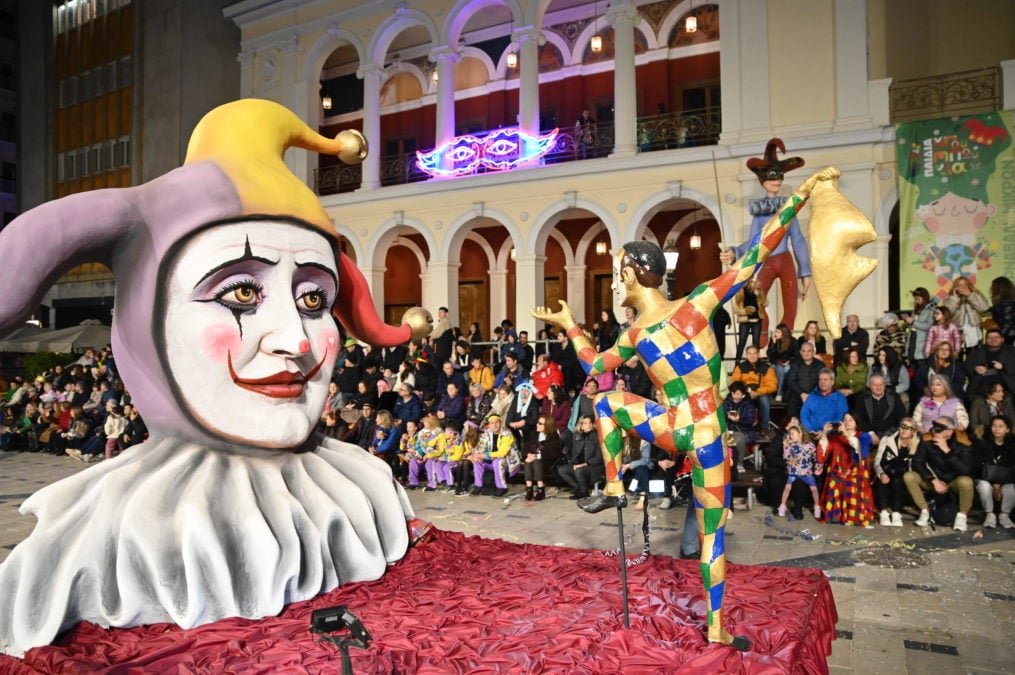 LIVE η μεγάλη παρέλαση στην Πάτρα – 50.000 καρναβαλιστές και δεκάδες άρματα τους δρόμους της πόλης