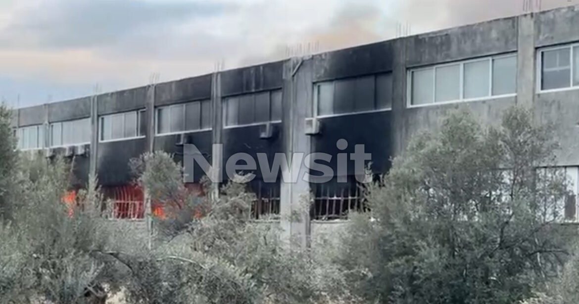 Φωτιά στα Σπάτα σε αποθηκευτικό χώρο καταστήματος αθλητικών ειδών