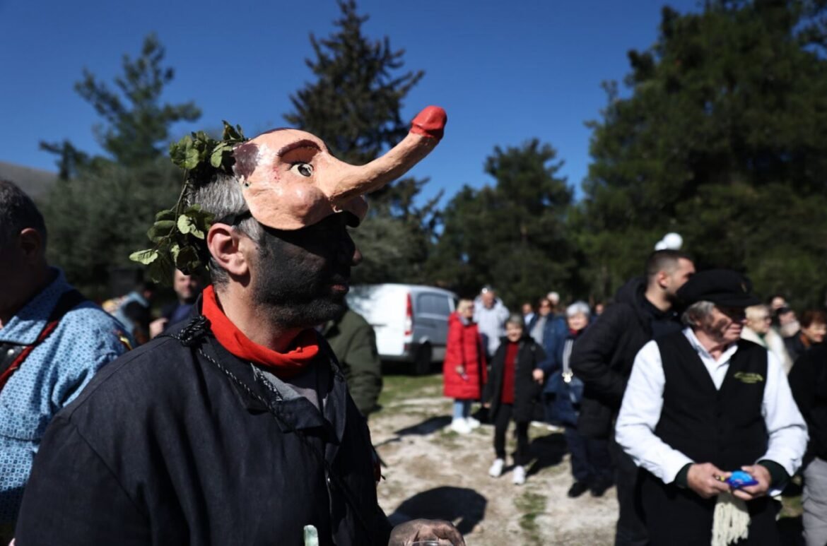 Ο Τύρναβος σε ρυθμούς «Μπουρανί»: Αναβιώνει και φέτος το πιο… τολμηρό έθιμο – Δείτε φωτογραφίες