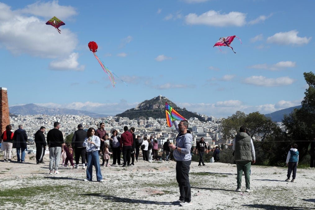 Καθαρά Δευτέρα στην Αττική: Μαζική προσέλευση σε λόφους και παραλίες για το πέταγμα του χαρταετού – Δείτε