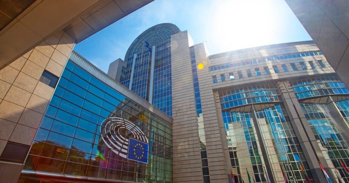 Αναταράξεις στην εμπορική συμφωνία ΗΠΑ – ΕΕ: Προς πάγωμα η επικύρωσή της