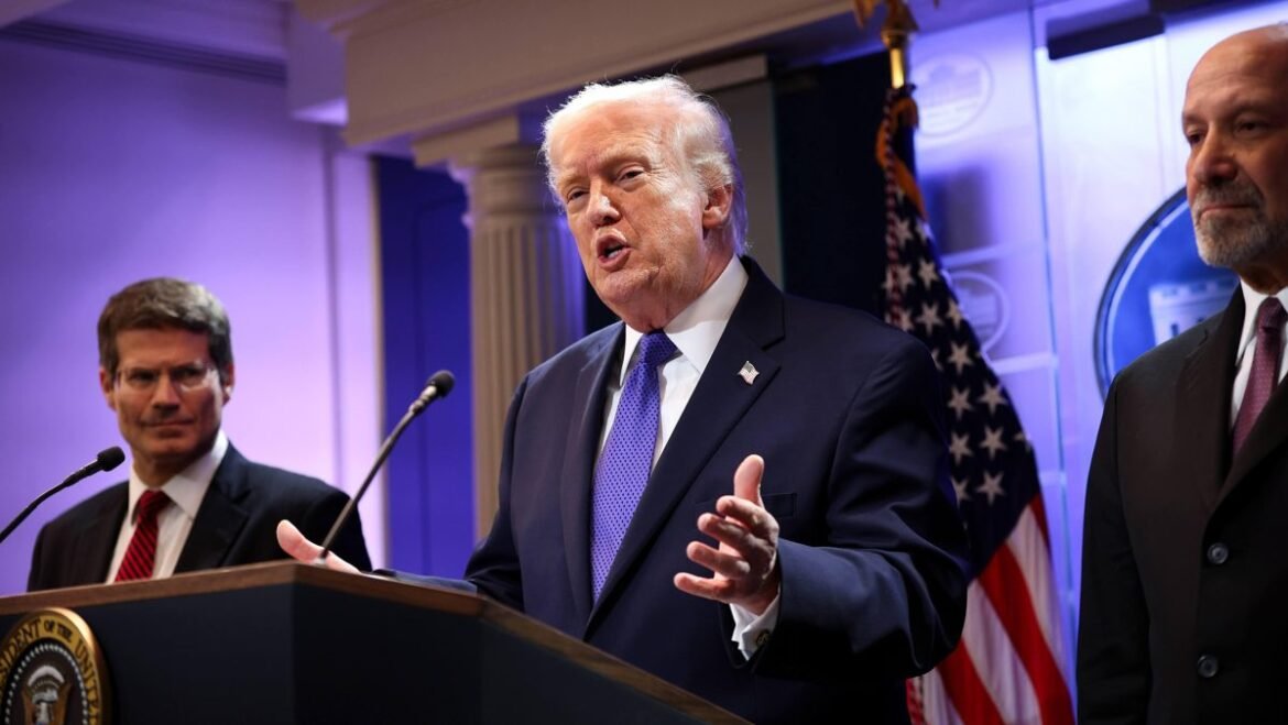 Αντεπίθεση Τραμπ: Νέος παγκόσμιος δασμός 10% μετά το «μπλόκο» του Ανώτατου Δικαστηρίου