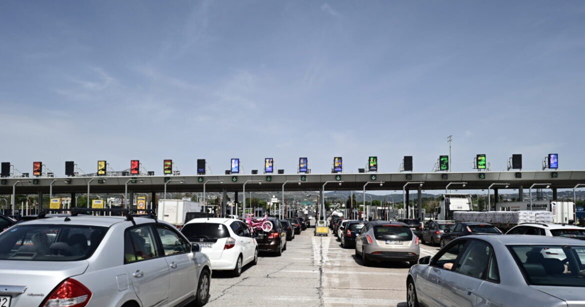 Αυξάνεται η κίνηση στην Αθηνών – Κορίνθου, ουρές σε Κινέτα και Μέγαρα – Επιστρέφουν οι εκδρομείς του τριημέρου