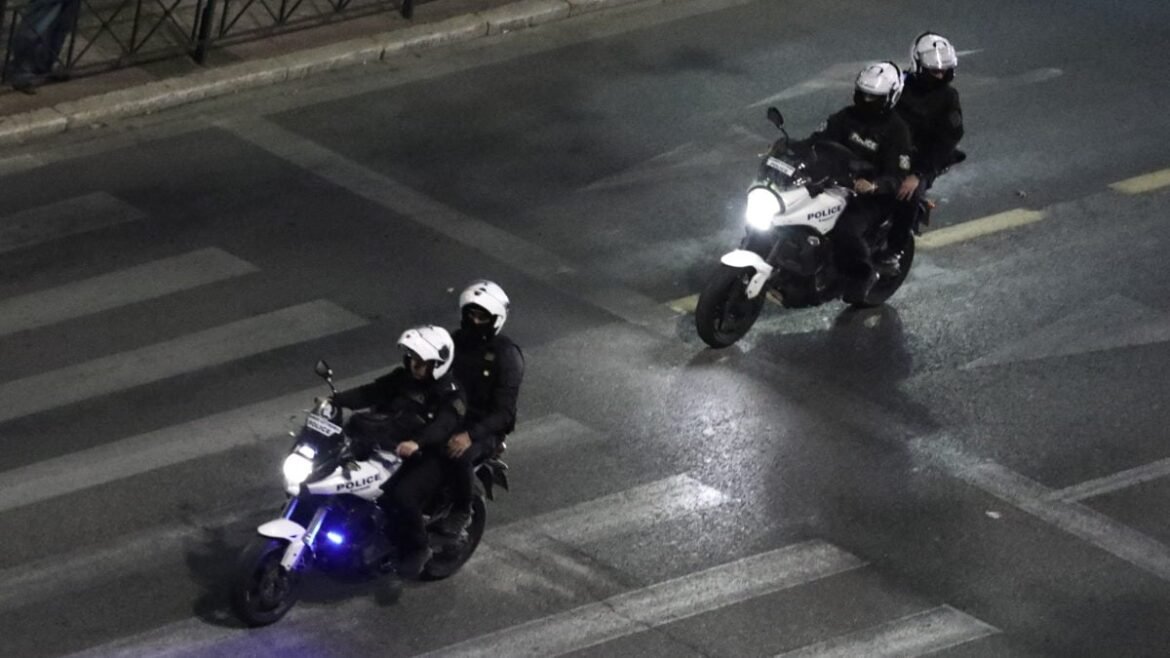 Πειραιάς: Μεθυσμένος οδηγός αυτοκινήτου «καρφώθηκε» πάνω σε 4 σταθμευμένα οχήματα