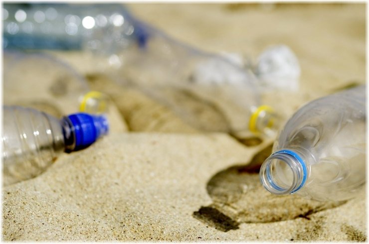 Τριπλάσια πλαστικά στο εμφιαλωμένο νερό από το νερό βρύσης!