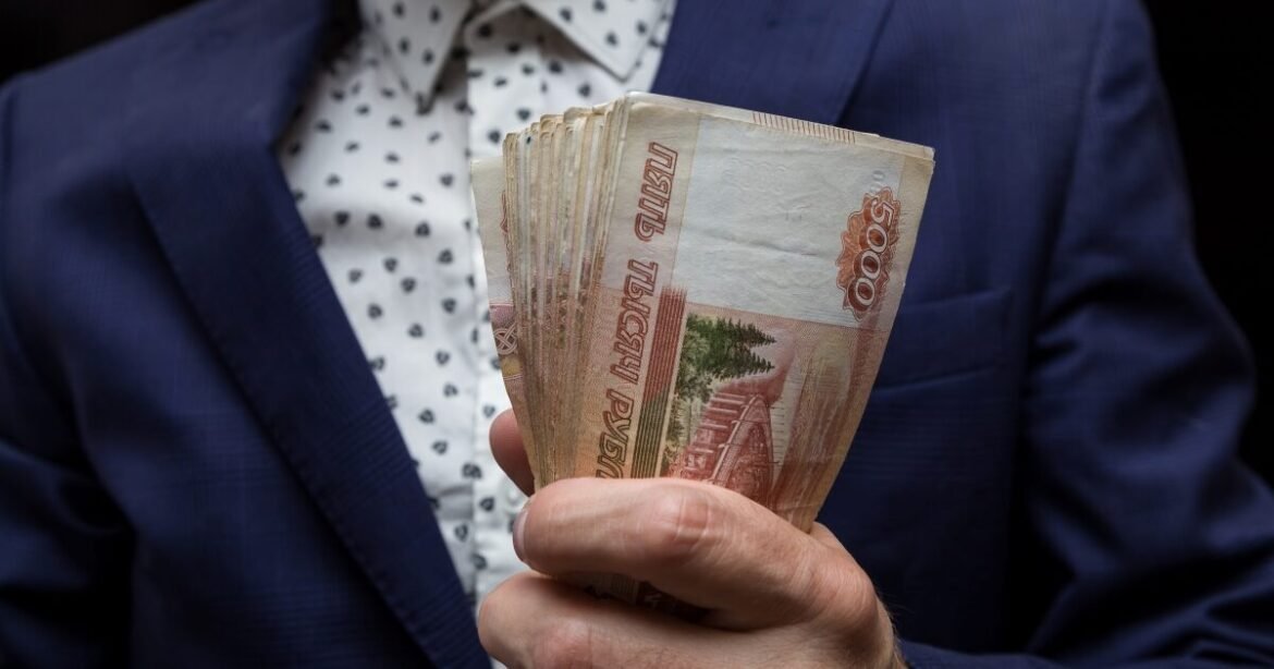 Bypass στις κυρώσεις από τη ρωσική ελίτ – Συναλλαγές πάνω από 8 δισ. μέσω βρετανικών φορολογικών παραδείσων