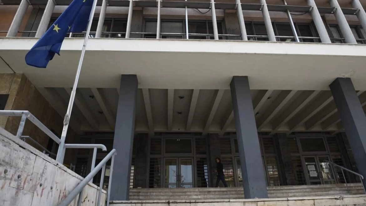 Θεσσαλονίκη: Δίωξη για απόπειρα ανθρωποκτονίας στον 34χρονο για τον άγριο ξυλοδαρμό της συντρόφου του