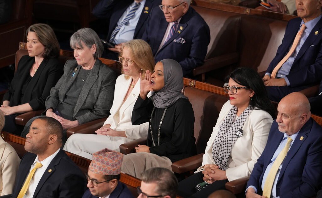 Επίθεση Τραμπ σε δύο μουσουλμάνες Δημοκρατικές: «Να τις στείλουμε από εκεί που ήρθαν»