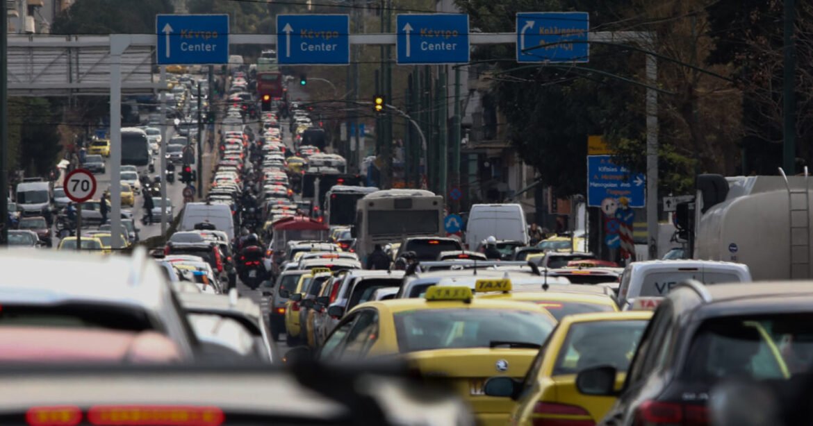 Κίνηση στους δρόμους: Ουρές χιλιομέτρων σε Κηφισό, Αθηνών και Πειραιά – 30λεπτες καθυστερήσεις στην Αττική Οδό
