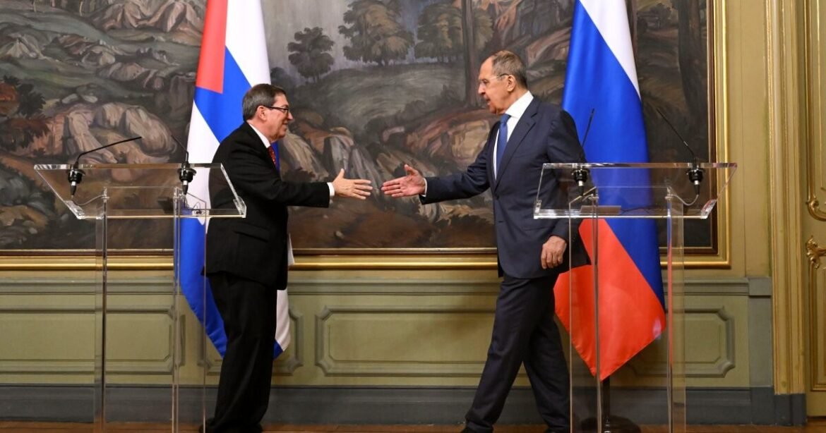 Η Ρωσία εξετάζει να σπάσει το εμπάργκο των ΗΠΑ στην Κούβα – Συνομιλίες για την προμήθεια πετρελαίου