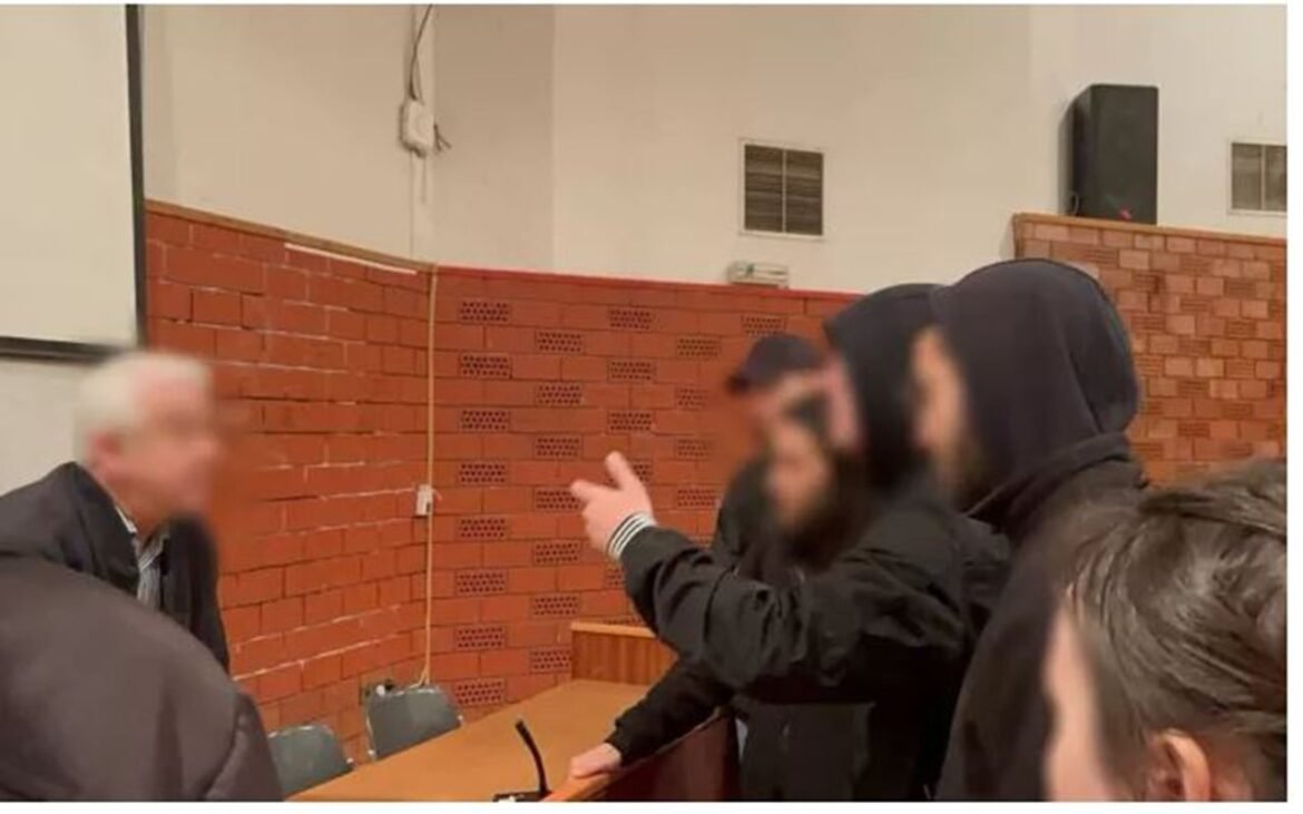 Μέλη του Ρουβίκωνα εισέβαλαν στο αμφιθέατρο του Παντείου – Υφαντής: «Νταήδες μελανοχίτωνες προσπάθησαν να με